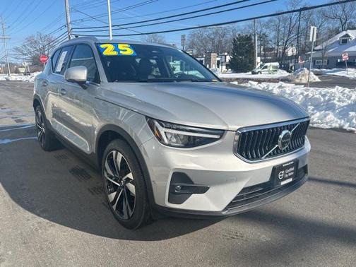 2025 Volvo XC40 B5 Plus Bright Theme