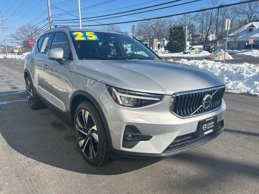 2025 Volvo XC40 B5 Plus Bright Theme