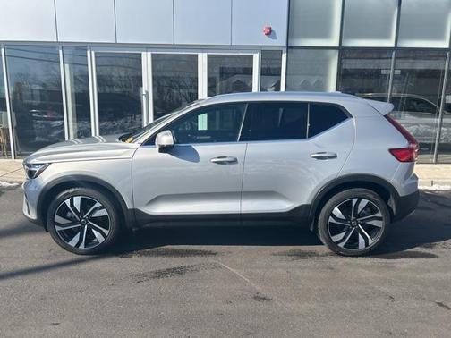 2025 Volvo XC40 B5 Plus Bright Theme