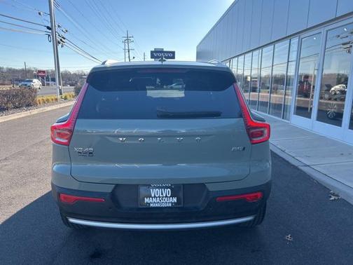 2025 Volvo XC40 B5 Core Bright Theme