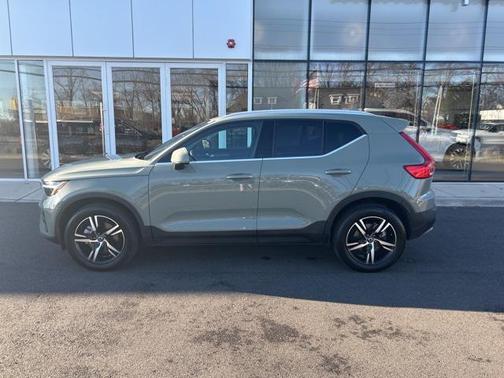 2025 Volvo XC40 B5 Core Bright Theme