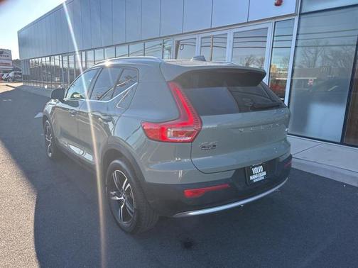 2025 Volvo XC40 B5 Core Bright Theme