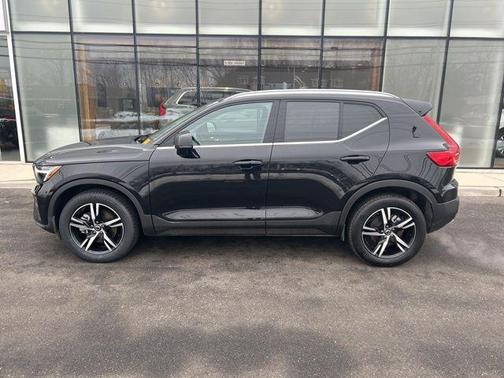 2025 Volvo XC40 B5 Core Bright Theme