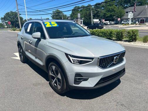 Vapour Grey Metallic 2025 Volvo XC40 B5 Plus Bright Theme
