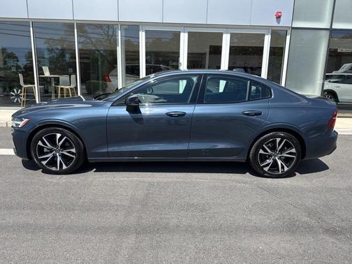 2024 Volvo S60 B5 Core Dark Theme
