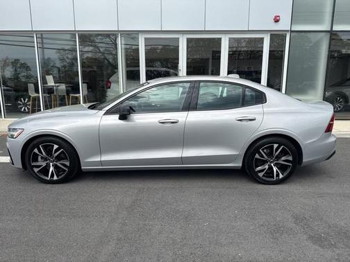 2024 Volvo S60 B5 Core Dark Theme