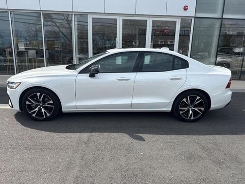 2024 Volvo S60 B5 Core Dark Theme