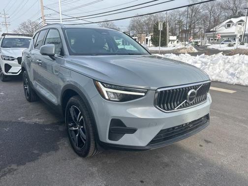 2025 Volvo XC40 B5 Core Bright Theme