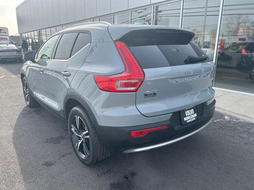 2025 Volvo XC40 B5 Core Bright Theme