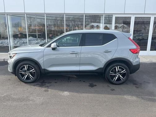 2025 Volvo XC40 B5 Core Bright Theme