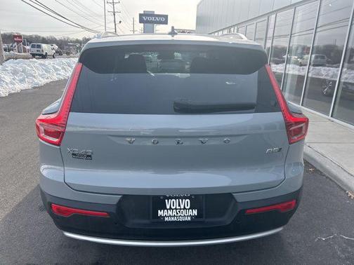 2025 Volvo XC40 B5 Core Bright Theme