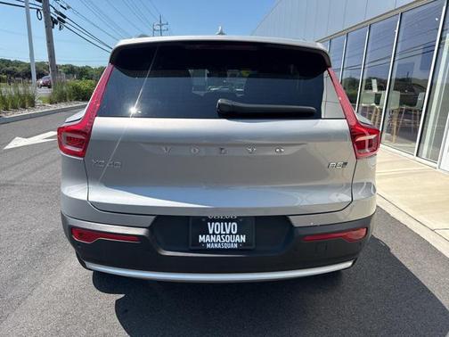 2025 Volvo XC40 B5 Core Bright Theme