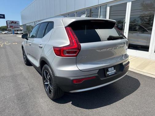 2025 Volvo XC40 B5 Core Bright Theme