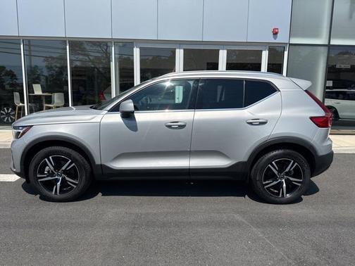 2025 Volvo XC40 B5 Core Bright Theme