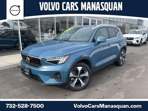 2025 Volvo XC40 B5 Plus Bright Theme