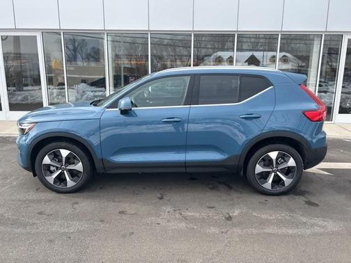 2025 Volvo XC40 B5 Plus Bright Theme