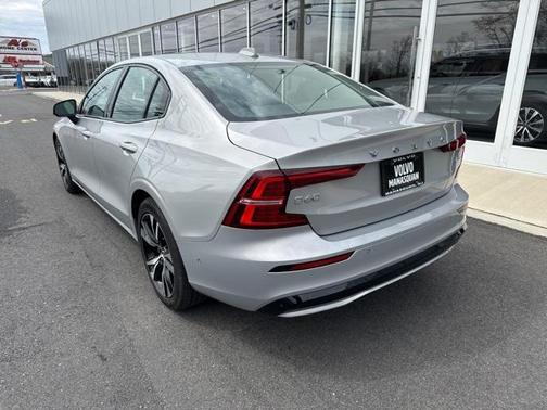2024 Volvo S60 B5 Plus Dark Theme