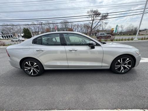 2024 Volvo S60 B5 Plus Dark Theme