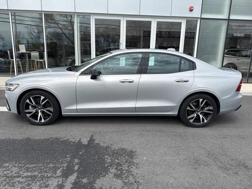 2024 Volvo S60 B5 Plus Dark Theme