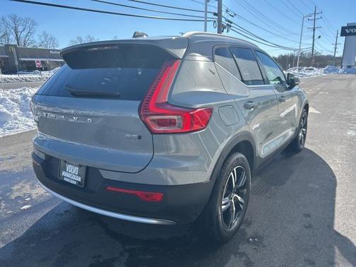 2025 Volvo XC40 B5 Core Bright Theme