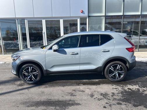 2025 Volvo XC40 B5 Core Bright Theme