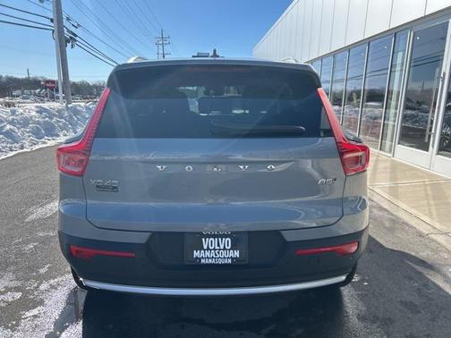 2025 Volvo XC40 B5 Core Bright Theme