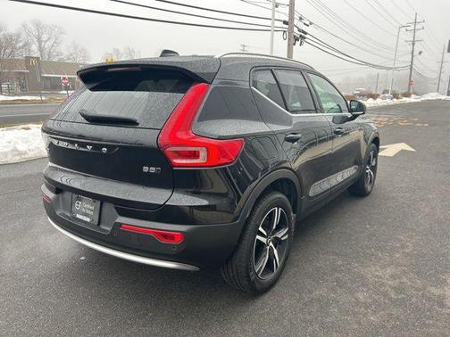 2025 Volvo XC40 B5 Core Bright Theme