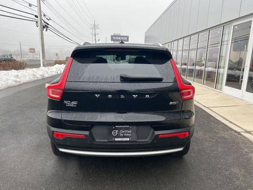 2025 Volvo XC40 B5 Core Bright Theme