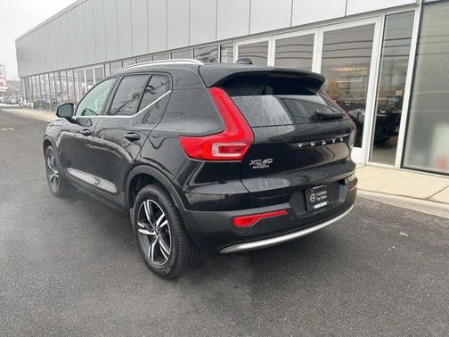 2025 Volvo XC40 B5 Core Bright Theme