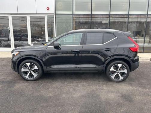 2025 Volvo XC40 B5 Plus Bright Theme