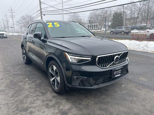 2025 Volvo XC40 B5 Plus Bright Theme
