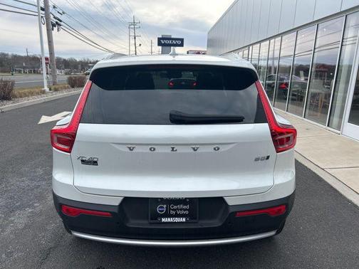 2025 Volvo XC40 B5 Plus Bright Theme