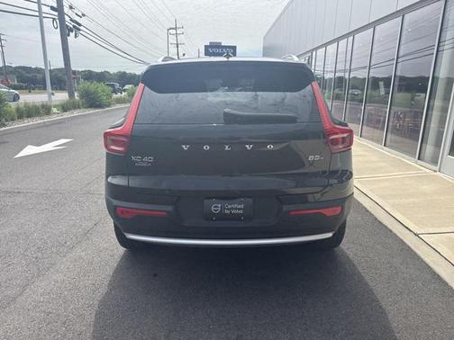 2025 Volvo XC40 B5 Plus Bright Theme