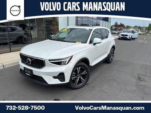 Crystal White Pearl 2025 Volvo XC40 B5 Core Bright Theme