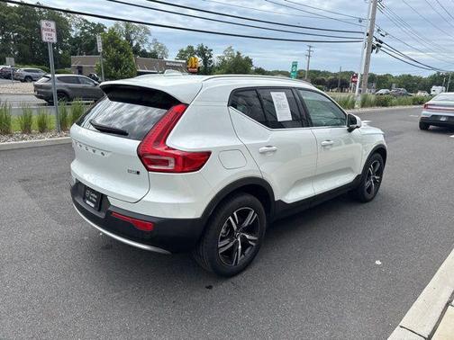 Crystal White Pearl 2025 Volvo XC40 B5 Core Bright Theme