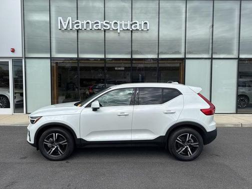 Crystal White Pearl 2025 Volvo XC40 B5 Core Bright Theme