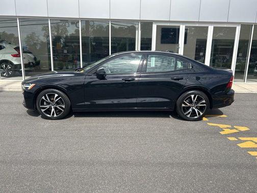Onyx Black Metallic 2024 Volvo S60 B5 Core Dark Theme