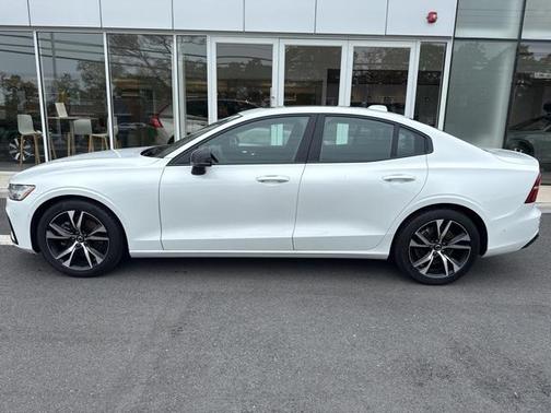 2024 Volvo S60 B5 Plus Dark Theme