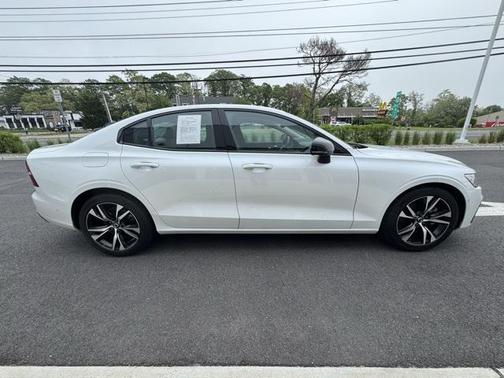2024 Volvo S60 B5 Plus Dark Theme