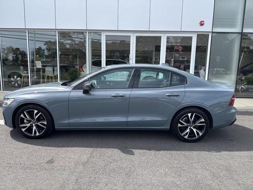 2024 Volvo S60 B5 Core Dark Theme