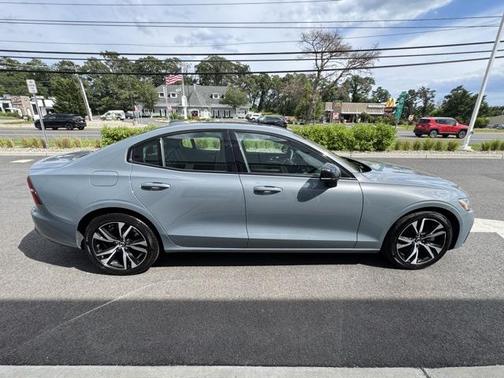 2024 Volvo S60 B5 Core Dark Theme