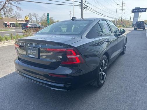 2024 Volvo S60 B5 Plus Dark Theme