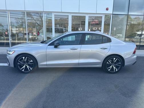 2024 Volvo S60 B5 Core Dark Theme