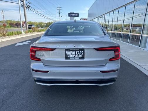 2024 Volvo S60 B5 Core Dark Theme