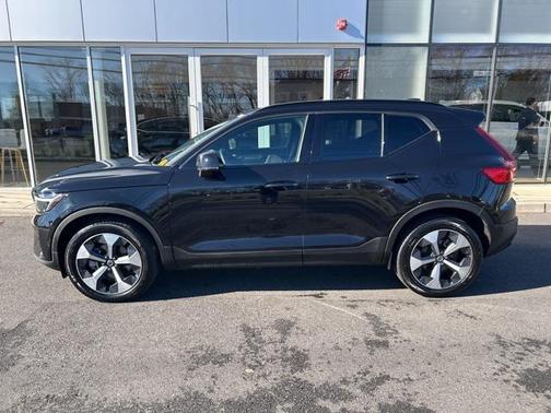 2025 Volvo XC40 B5 Plus Dark Theme