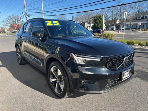 2025 Volvo XC40 B5 Plus Dark Theme