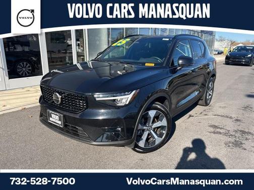 2025 Volvo XC40 B5 Plus Dark Theme