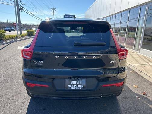 2025 Volvo XC40 B5 Plus Dark Theme