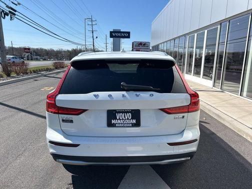 2025 Volvo V60 Cross Country Plus, B5 AWD Gas (mild hybrid)