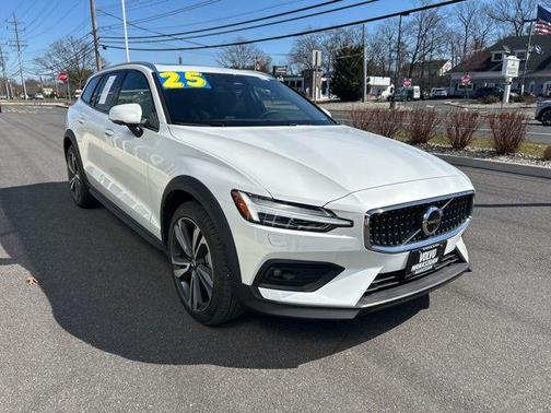 2025 Volvo V60 Cross Country Plus, B5 AWD Gas (mild hybrid)